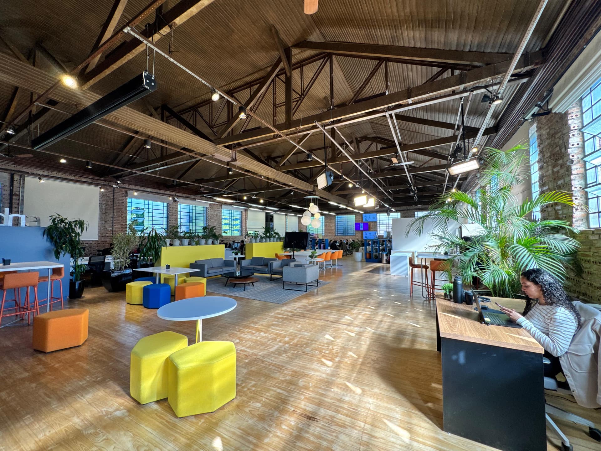 Ambiente de usina com áreas de convivência